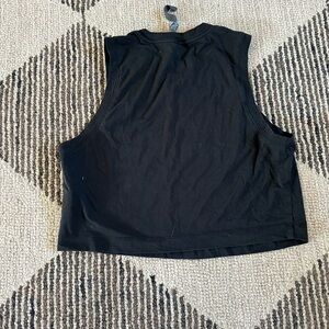 Vuori crop black tank